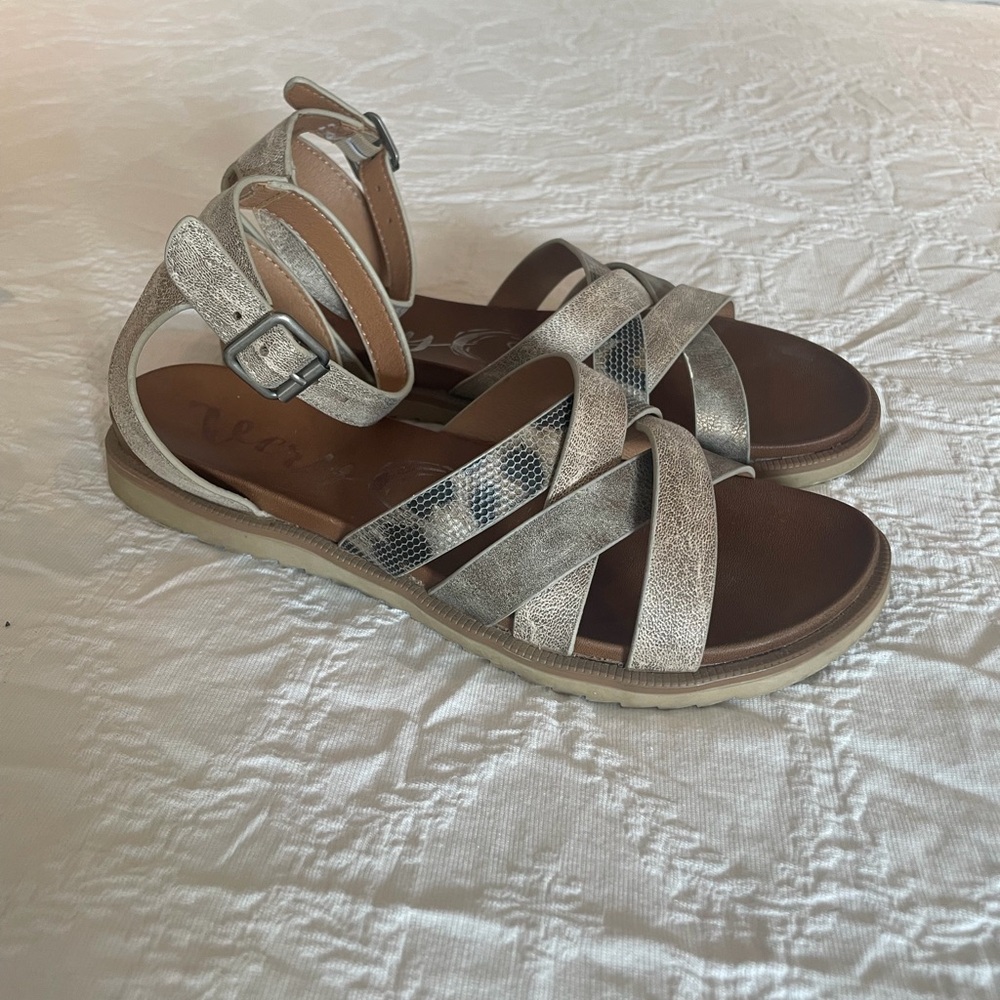 Very G Women’s Women's Ankle Strap Metallic Tan & Snake Skin Print Sandals